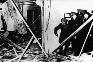 Un quasi-orgoglioso Hitler mostra a Mussolini gli effetti dell’attentato cui è riuscito a scampare  