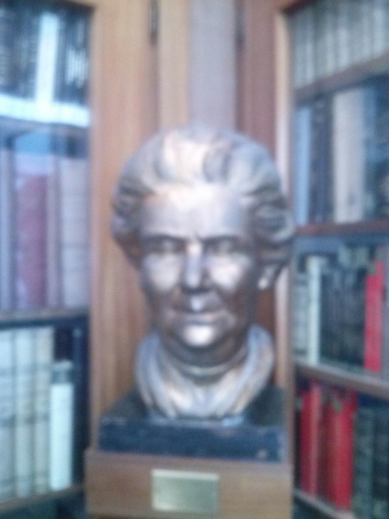Il bel busto di Matilde Serao che si trova appunto alla Emeroteca Tucci