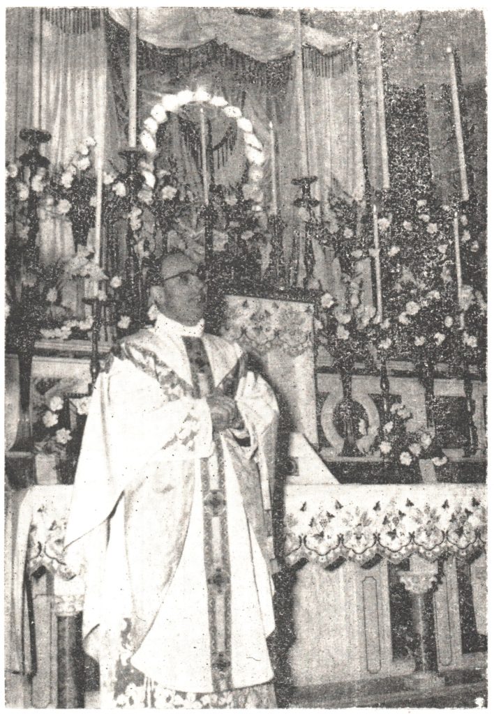 Don Gicando Giuseppe Struffi in una vecchia foto durante un'omelia degli anni '50