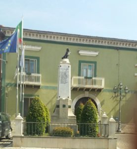Un'immagine laterale del Monumento ai Caduti